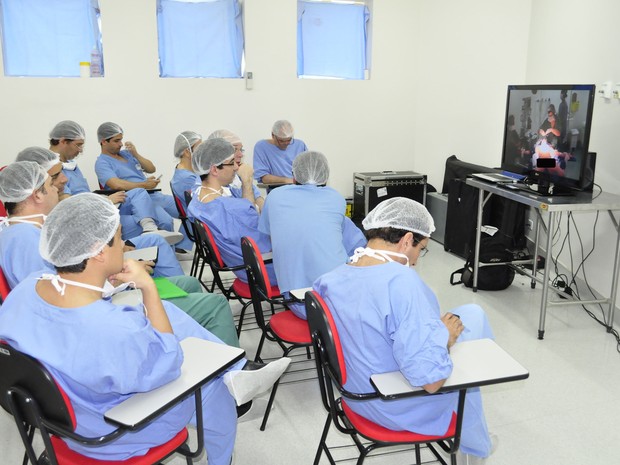 Médicos assistem a cirurgia realizada em hospital de Salto usando o Google Glass (Foto: Divulgação)