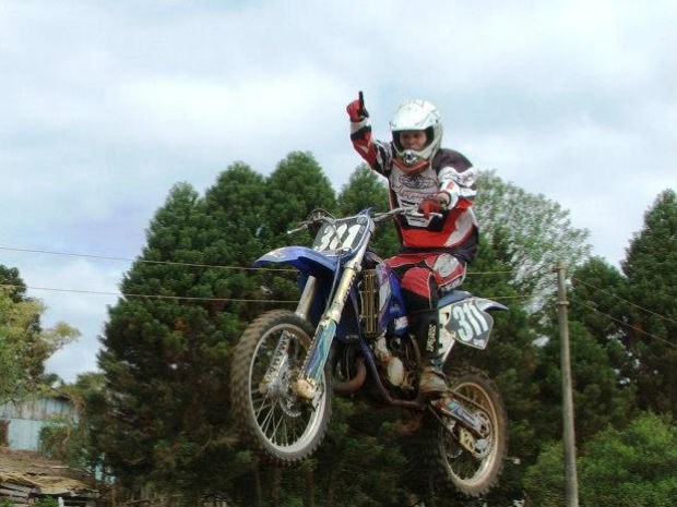 Mariane participou de várias competições de motocross (Foto: Mariane Abramoski/Arquivo pessoal)