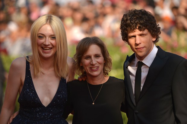 Dakota Fanning, a diretora Kelly Reichardt e Jesse Eisenberg na première do filme "Night Moves", no Festival de Veneza (Foto: AFP)