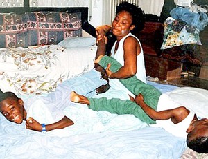 Balotelli com a mãe Rose e o irmão Enoch (Foto: Divulgação)