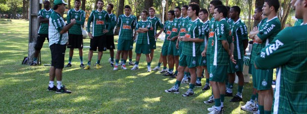 Elenco do Coritiba escuta as instruções do técnico Marcelo Oliveira (Foto: Divulgação / Coritiba)