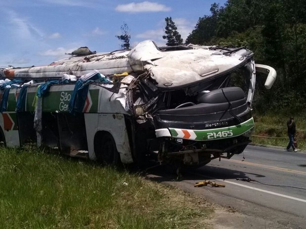 Acidente com ônibus deixa mortos e feridos na BR-101, na Serra, Espírito Santo (Foto: Josimar Oscar/ VC no ESTV)