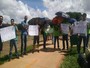 Membros da Escola de Música de Brasília protestam em frente ao Buriti