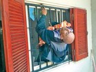 Ladrão fica entalado em janela ao tentar roubar casa na Argentina