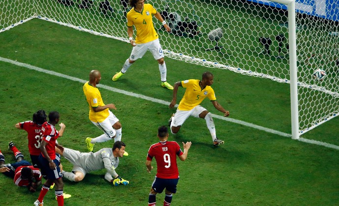 Yepes colombia gol anulado Brasil Arena Castelão (Foto: Agência AP)