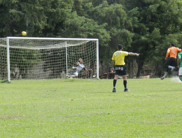 Lance capital do jogo, goleiro Oliveira, do Uberlândia, perde pênalti (Foto: Felipe Santos/GLOBOESPORTE.COM)