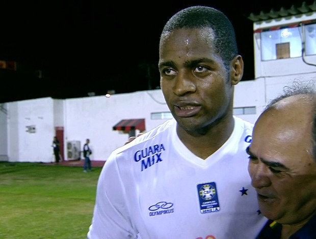 Dedé recebe abraço do técnico Marcelo Oliveira (Foto: Reprodução / Premiere)