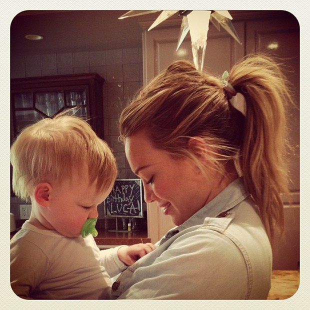 Hilary Duff posta foto com o filho, Luca (Foto: Instagram / Reprodução)