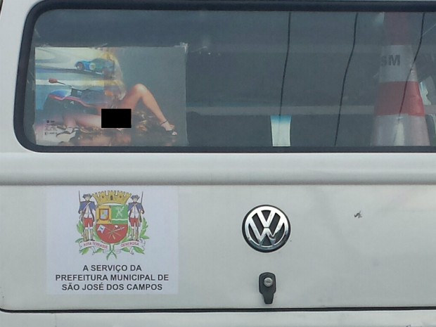Adesivo mostra imagem pornográfica em carro oficial (Foto: Maria Ines Bocci/Vanguarda Repórter)