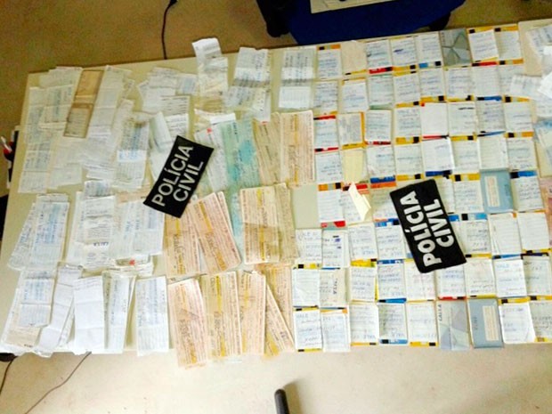Cartões do Bolsa Família e de aposentadoria foram apreendidos pela Polícia Civil (Foto: Polícia Civil)