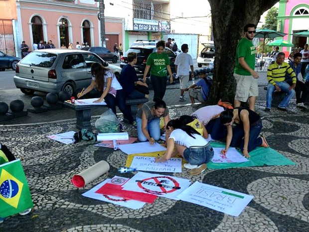 Grupo ocupa o Largo São Sebastião, no Centro de Manaus, na tarde desta quarta-feira (26) (Foto: Guilherme Fragas/Tv Amazonas)