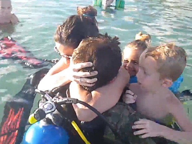 Bethany Bronson abraçou emocionada o marido, junto com os quatro filhos do casal (Foto: YouTube/Reprodução/Bethany Bronson)