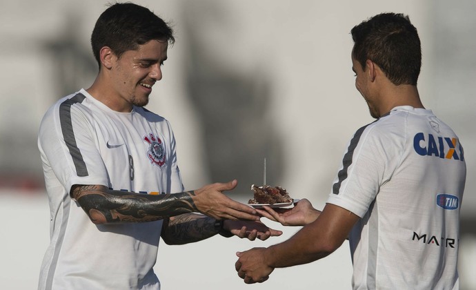 Timão volta aos treinos com bolo para Jadson e primeira fatia para 