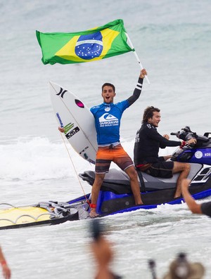 Filipe Toledo ergue a bandeira do Brasil depois de vencer etapa do Circuito Mundial de surfe em Gold Coast na Austrália (Foto: WSL / Kirstin Scholtz) Filipe Toledo ergue a bandeira do Brasil depois de vencer etapa do Circuito Mundial de surfe em Gold Coast na Austrália (Foto: WSL / Kirstin Scholtz)