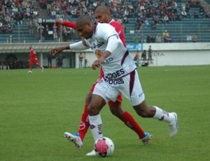Adriano disputa bola com Toninho (Foto: Geremias Orlandi/S.E.R. Caxias)