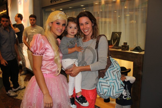 Giulia Costa posa com Dani Monteiro e a filha, Maria (Foto: Marcello Sá Barreto/Ag News)