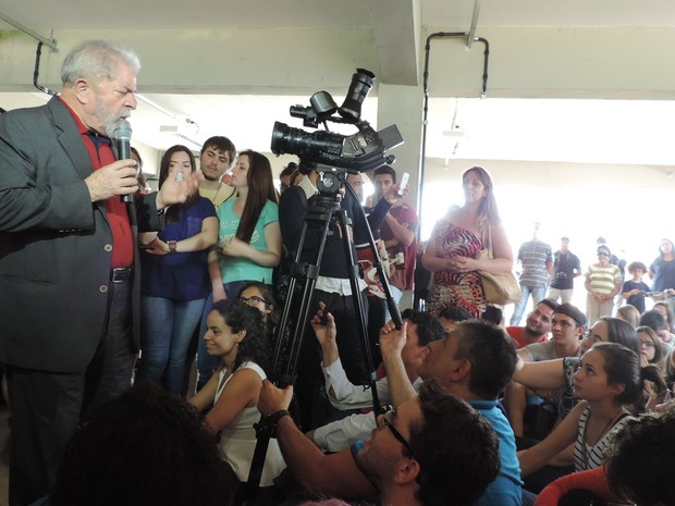 Grupo gritava palavras de ordem nos intervalos dos discursos (Foto: Caio Gomes Silveira/ G1)