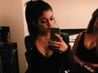 Kylie Jenner posa decotada para selfie