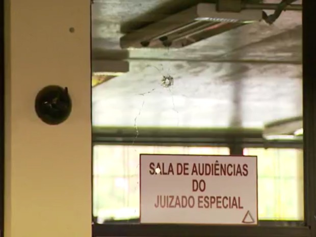 Marcas dos tiros ficaram em várias partes do prédio do Fórum, em São Lourenço (MG) (Foto: Reprodução EPTV/Tarciso Silva)