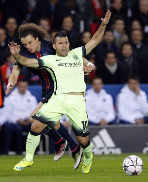 David Luiz puxa AgÃƒÂ¼ero no comeÃƒÂ§o de Paris Saint-Germain x Manchester City (Foto: AP Photo/Christophe Ena)