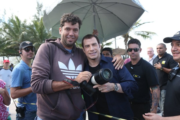 John Travolta tira foto com fãs (Foto: Dilson Silva e André Dias / Agnews)