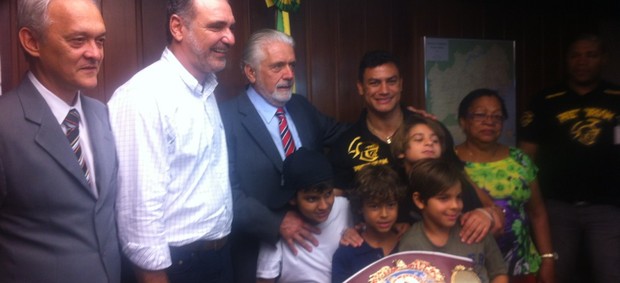 Popó e governador da Bahia Jaques Wagner boxe (Foto: Reprodução Twitter)