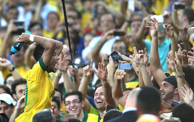 Neymar comemoração torcida final Brasil Espanha (Foto: EFE)