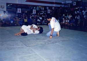 I Campeonato Brasileiro de Jiu-jitsu em 1985, Royler Gracie era o árbitro (Foto: divulgação) I Campeonato Brasileiro de Jiu-jitsu em 1985, Royler Gracie era o árbitro (Foto: divulgação)