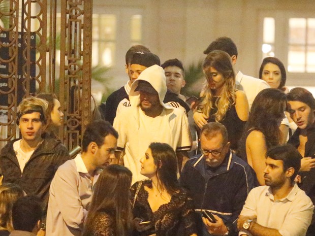 Neymar com amigos em festa na Zona Sul do Rio (Foto: Webert Belicio/ Ag. News)