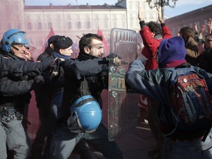 Confronto entre manifestantes e policiais durante protesto em Turim, na Itália, neste sábado (14) (Foto: MARCO BERTORELLO / AFP)