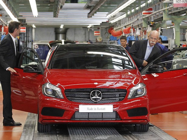 Presidente-executivo da Daimler, Dieter Zetsche (à esquerda), confere o novo Classe A (Foto: Alex Domanski/Reuters) Presidente-executivo da Daimler, Dieter Zetsche (à esquerda), confere o novo Classe A (Foto: Alex Domanski/Reuters)