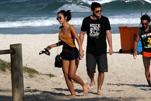 Bruno Gissone e a namorada Yanna (Foto: Marcos Ferreira /photo rio news)