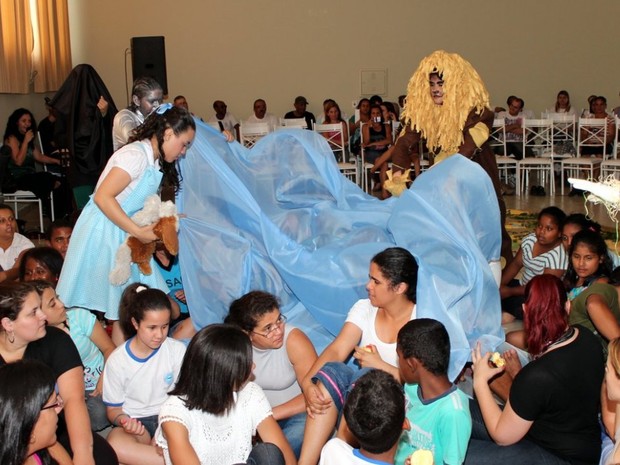 Plateia "assistiu" à peça por meio de elementos sensoriais (Foto: Geraldo Nascimento Jr./G1)