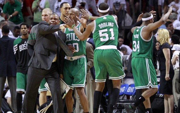 Boston Celtics comemoração contra o Miami Heat (Foto: Reuters)