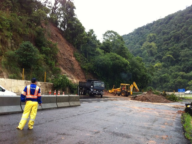 Quilômetro 308 da BR-377,  na região da Serra da Esperança, ficou interditado. (Foto: Gilmar Correa/RPC TV)