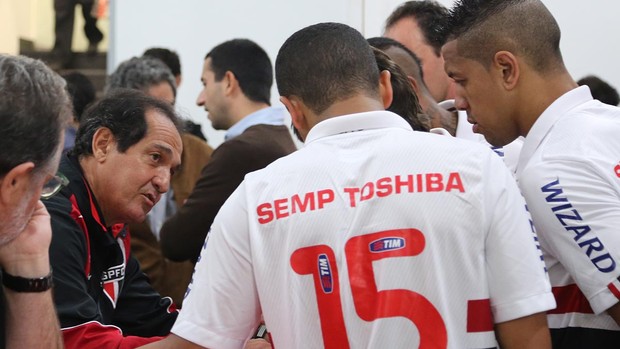 Muricy passa instruções aos jogadores do São Paulo (Foto: Rubens Chiri / saopaulofc.net)