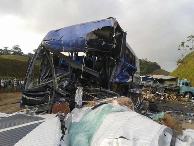 Ônibus da Viação Águia Branca se envolveu em acidente com carretas em Mimoso do Sul, no Espírito Santo. (Foto: Renata Mofatti/VC no ESTV)