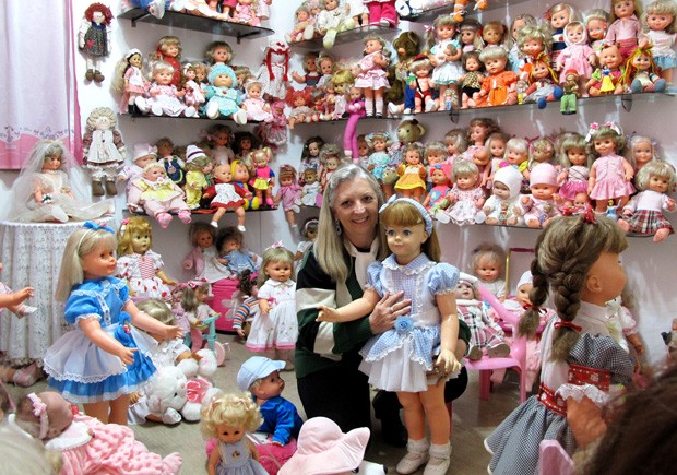 Marli Mesquita Soares e sua coleção de bonecas (Foto: Mariane Rossi/G1)