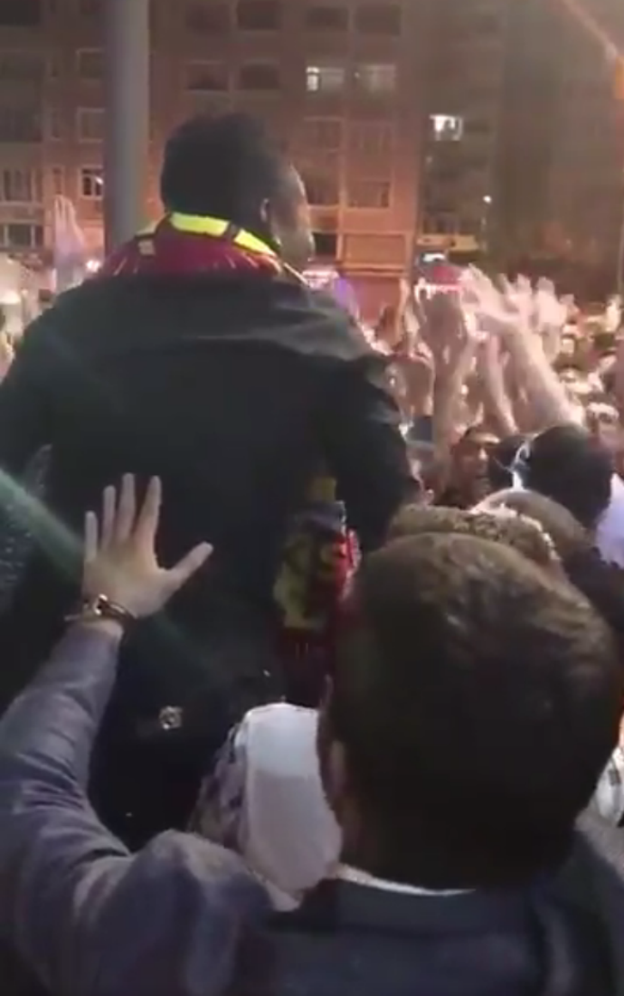 BLOG: Nos braços do povo: Asamoah Gyan é carregado por torcedores na Turquia