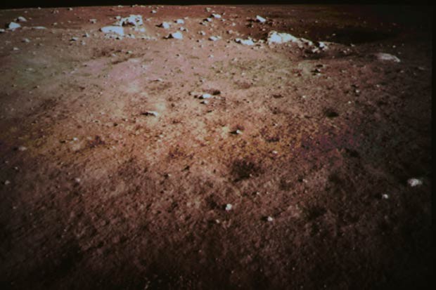 Solo da Lua é fotografado pela sonda chinesa após o pouso (Foto: Wang Jianmin/Xinhua/AP)