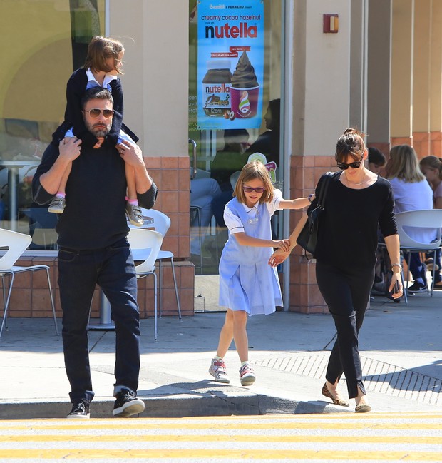 Jennifer Garner e Ben Affleck com as filhas, Violet e Seraphina (Foto: Agência X17)