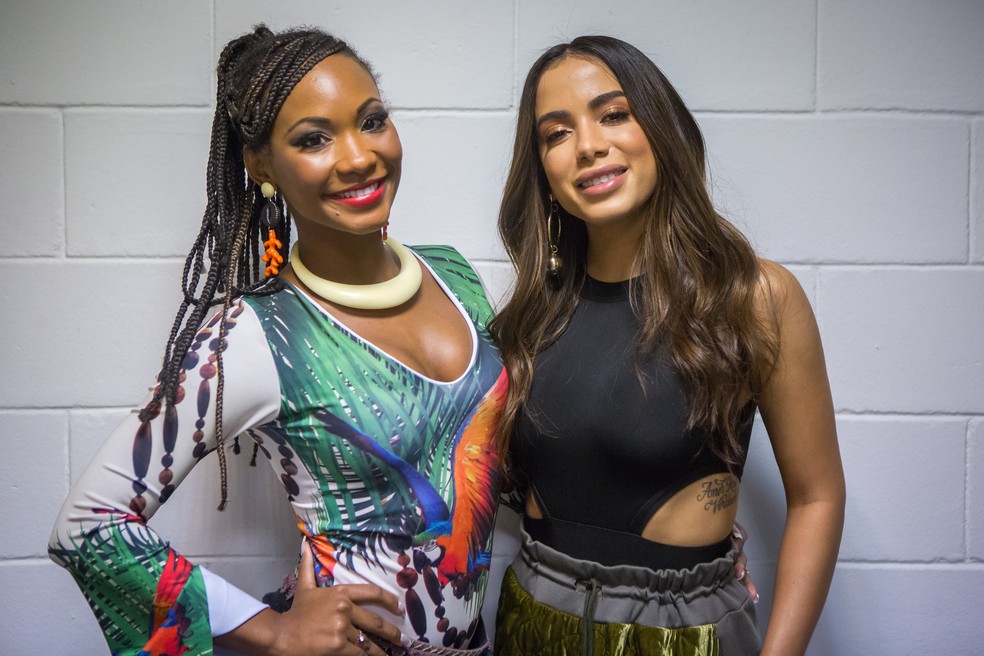 Anitta e Luana Bandeira nos bastidores do 'Caldeirão' (Foto: Artur Meninea/Gshow)