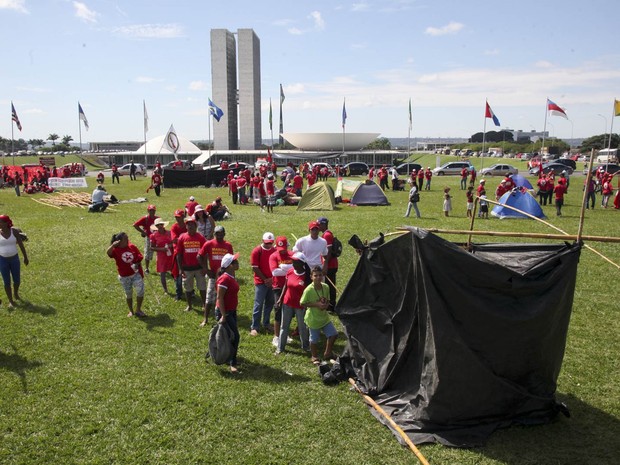 Aps bloquear duas faixas do Eixo Monumental em protesto em Braslia, integrantes da Frente Nacional de Luta (FNL), vindos de Gois, So Paulo e alguns do DF montam no gramado do Congresso Nacional um barraco como os construdos em seus acampamentos (Foto: Andr Corra/Agncia Senado)