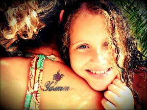 Luciana Alves fez uma tatuagem em homenagem a filha Yasmin. (Foto: Luciana Alves / VC na Inter TV MG)