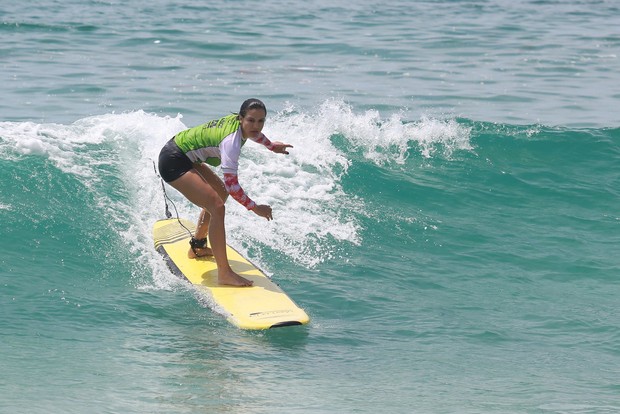  Kyra Gracie e Malvino Salvador fazem aula de surf na praia do Recreio  (Foto: Dilson Silva / Agnews)