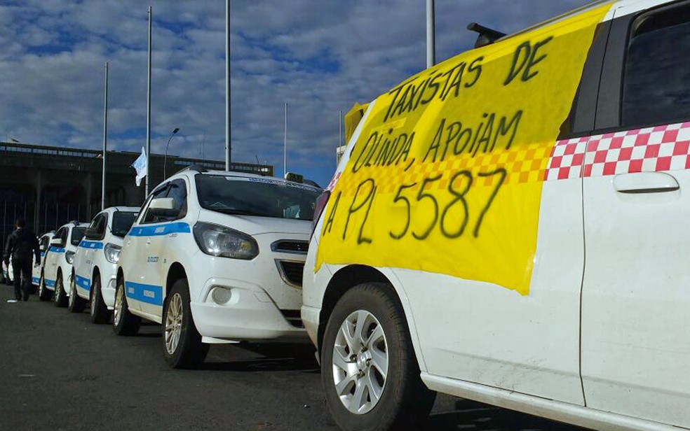 Carros alinhados em protesto contra Uber em frente ao Congresso Nacional (Foto: Elielton Lopes/G1)
