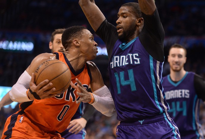 Russell Westbrook, do Thunder, tenta passar pela marcação de Michael Kidd-Gilchrist, do Charlotte Hornets (Foto: Reuters/ark D. Smith-USA TODAY Sports) Russell Westbrook, do Thunder, tenta passar pela marcação de Michael Kidd-Gilchrist, do Charlotte Hornets (Foto: Reuters/ark D. Smith-USA TODAY Sports)