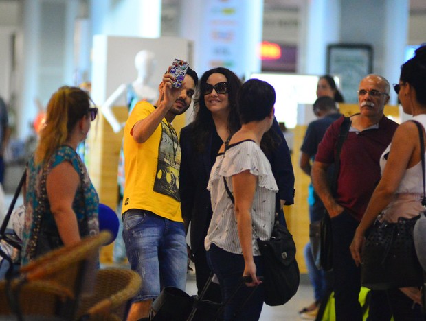 Ana Carolina e Letícia lima em aeroporto (Foto: William Oda/Agnews)