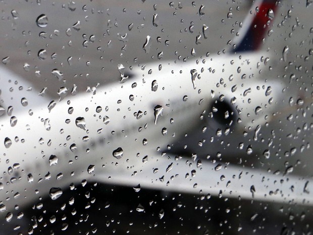 Avião impedido de decolar por causa do mau tempo é visto na pista do Logan International Airport, em Boston, na quarta-feira (26) (Foto: AP Photo/Michael Dwyer)