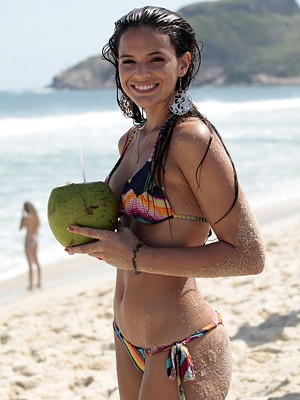 Bruna Marquezine exibe o corpão em gravação na praia (Foto: Salve Jorge / TV Globo)